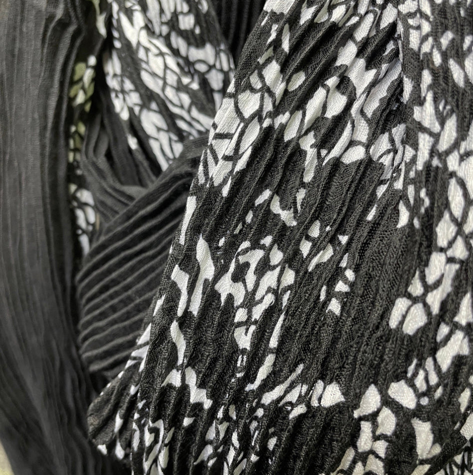 Black & white pleated scarf by Zelly