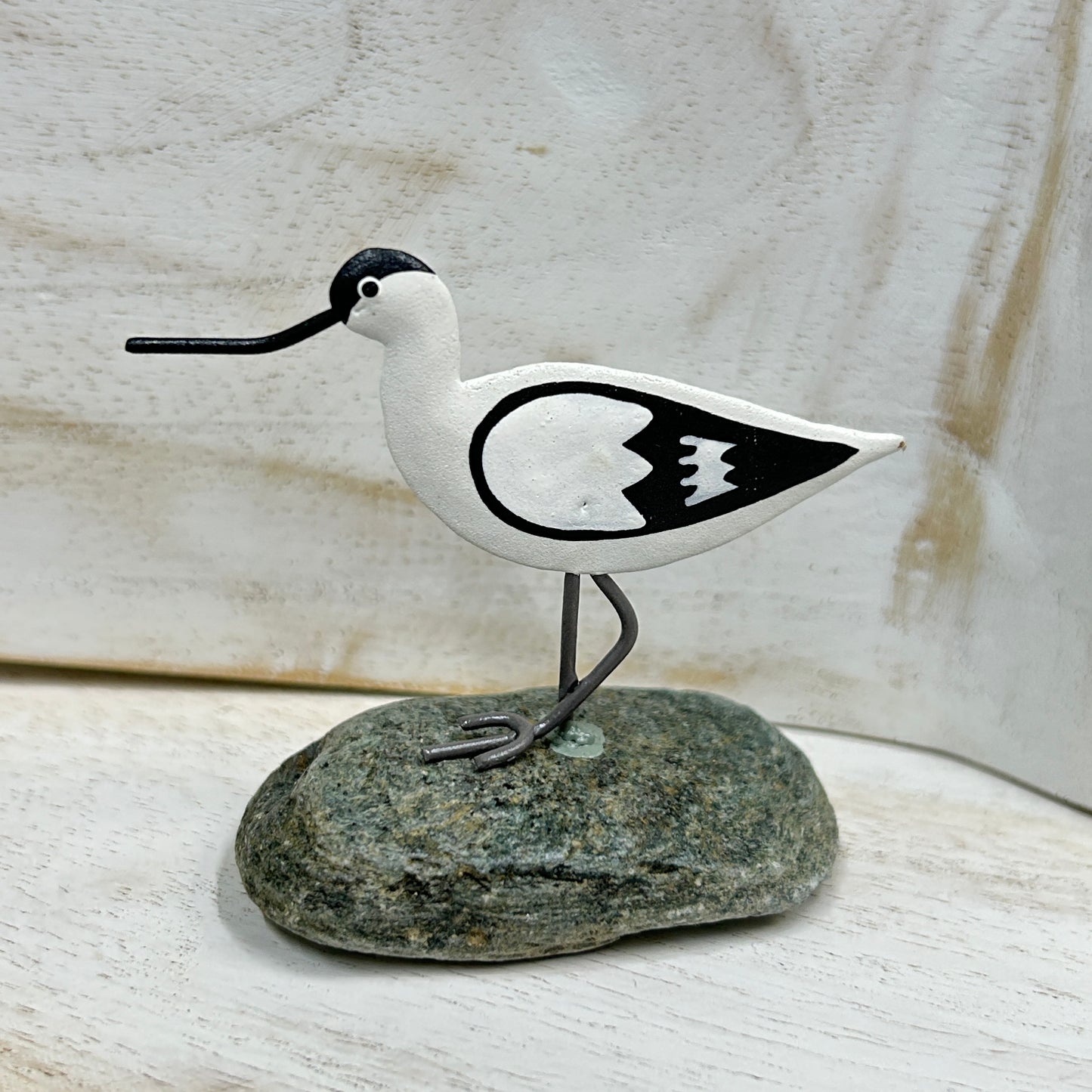 Avocet on pebble ornament 9328