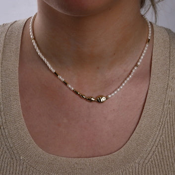 PEARL & HAMMERED BEAD GOLD NECKLACE