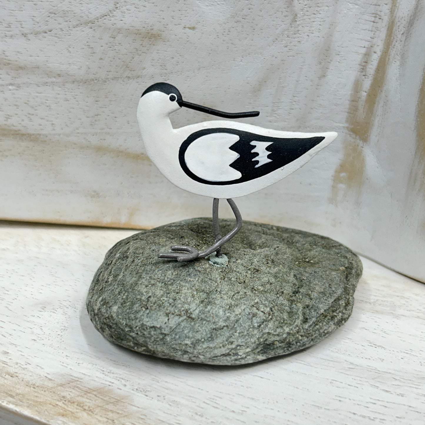 Avocet on pebble ornament 9328