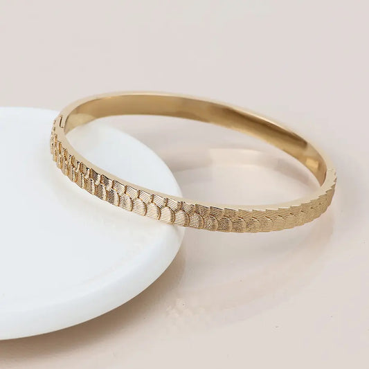 Golden scallop embossed bangle