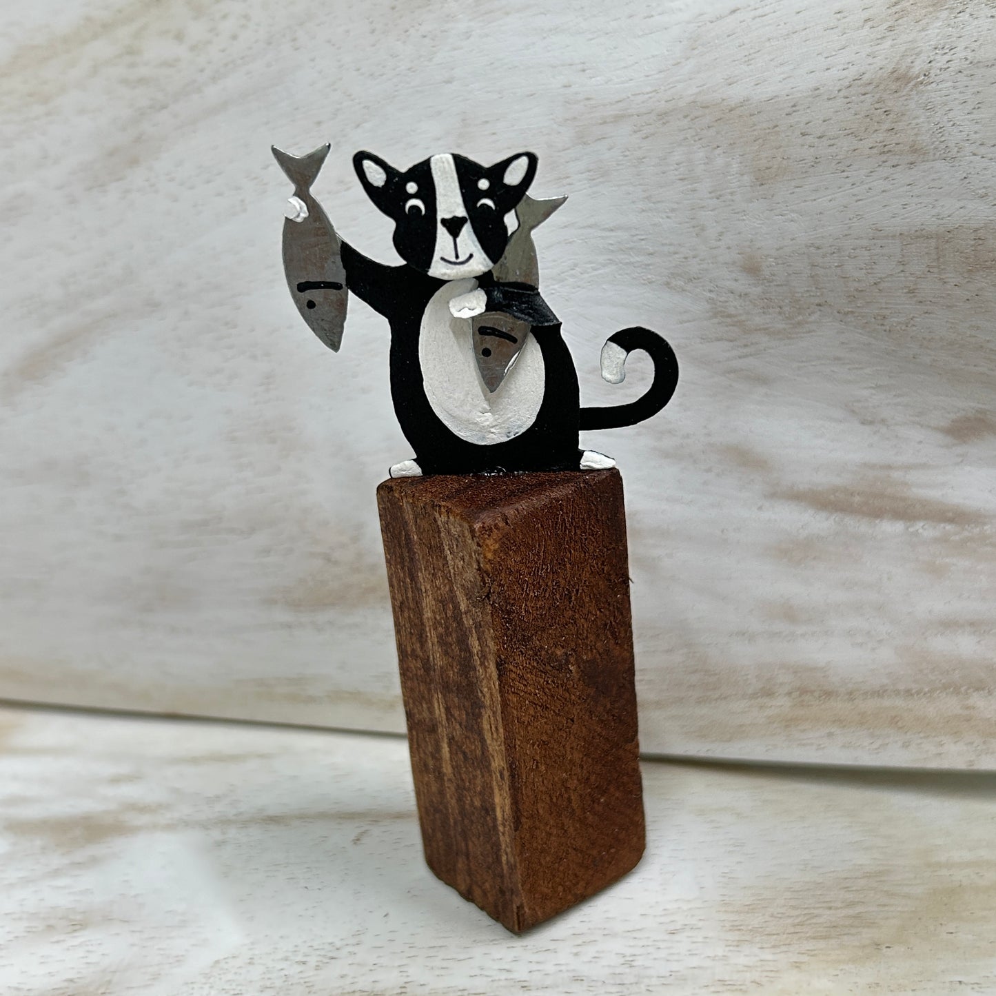 Cats on posts with fish dinner ornament.