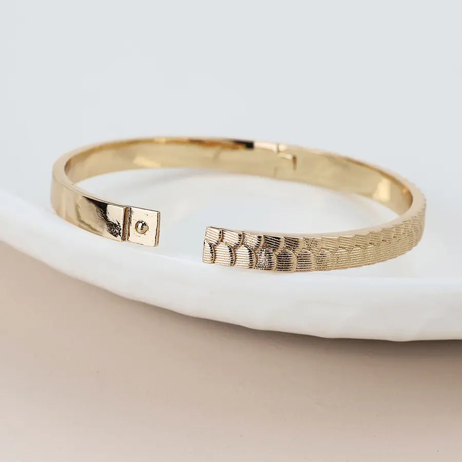 Golden scallop embossed bangle