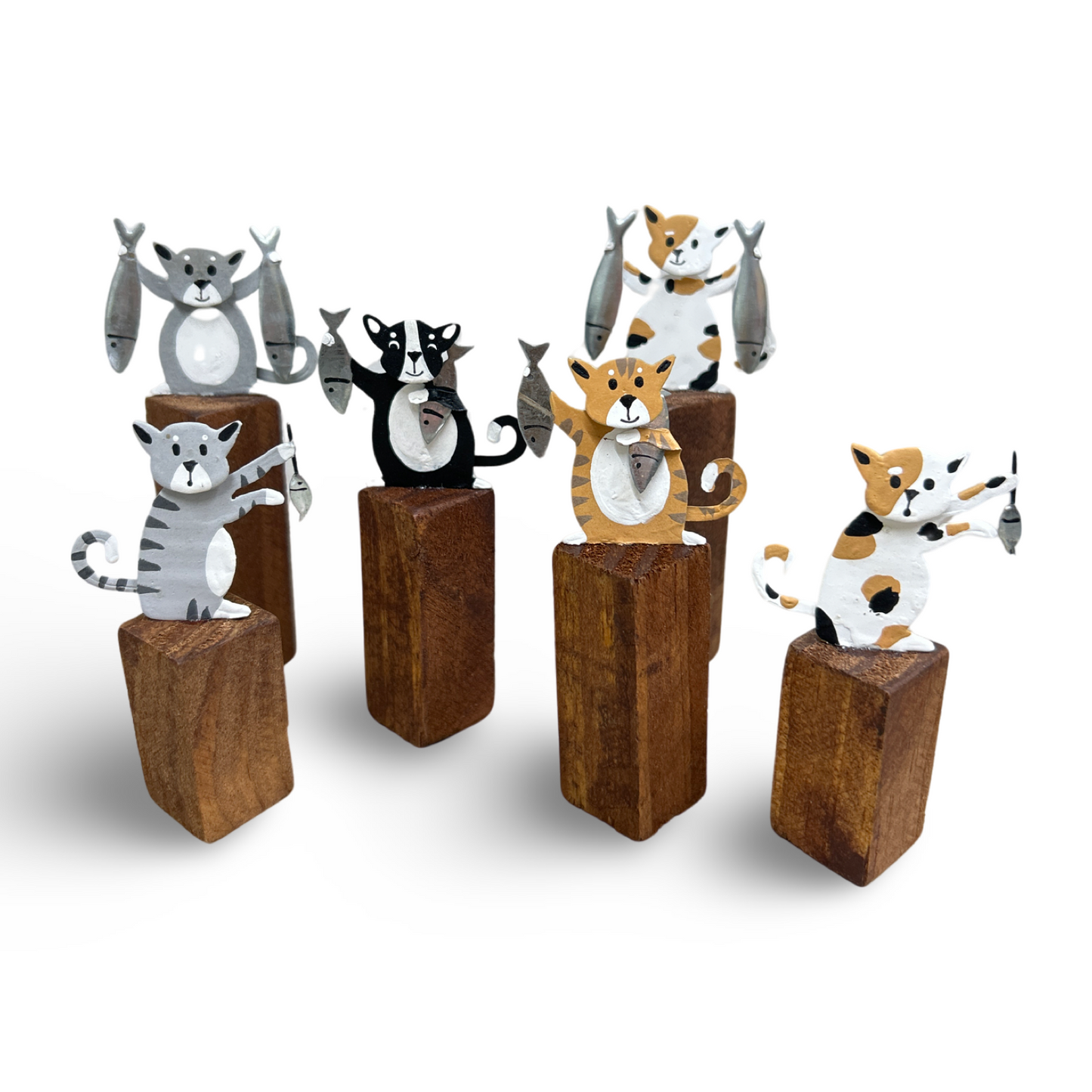Cats on posts with fish dinner ornament.