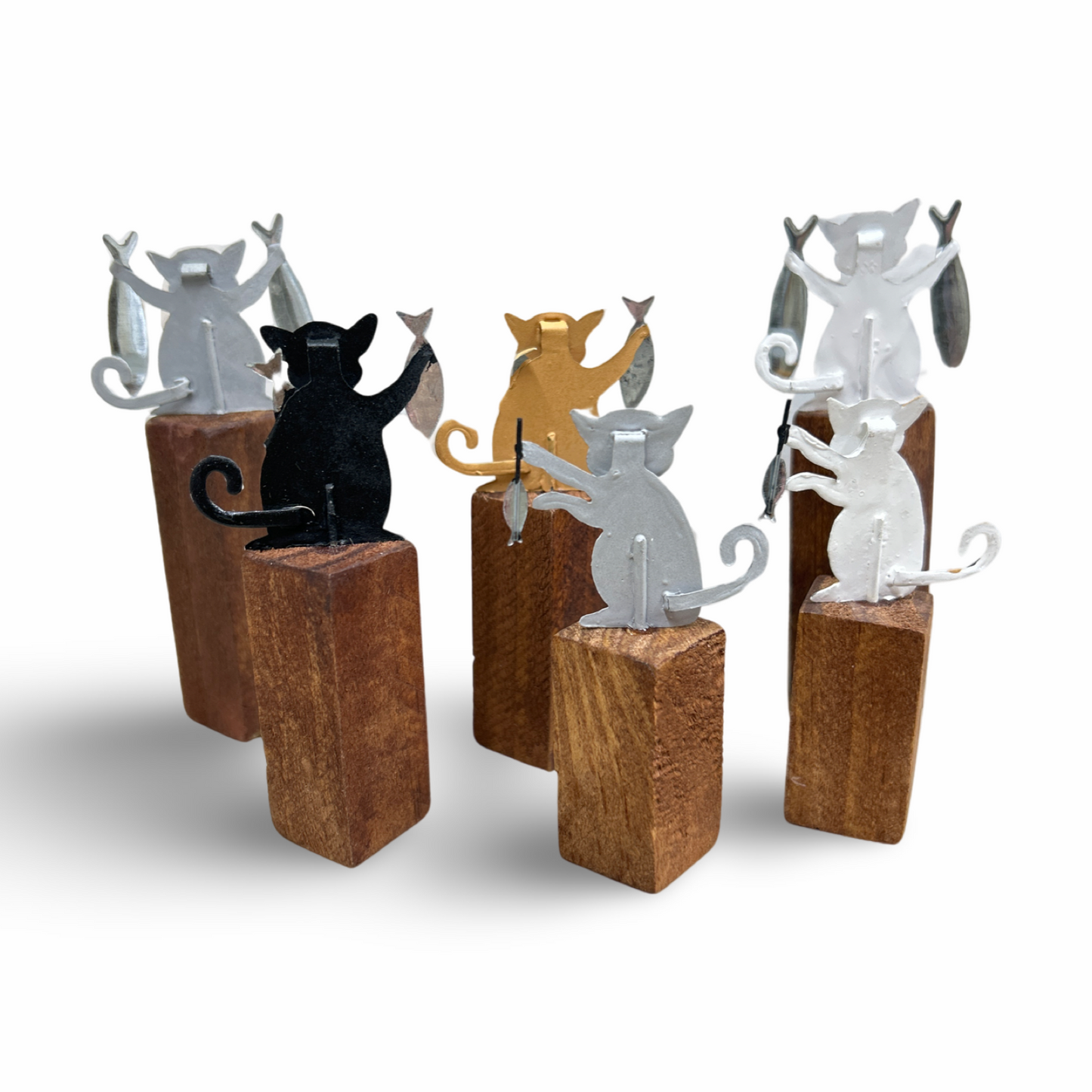 Cats on posts with fish dinner ornament.