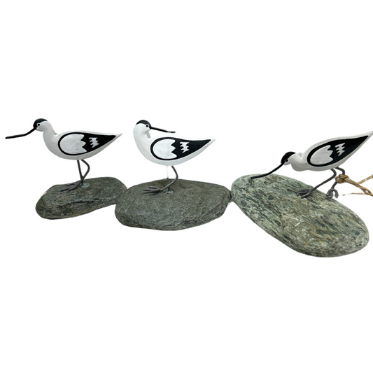 Avocet on pebble ornament 9328