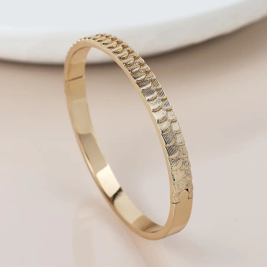Golden scallop embossed bangle